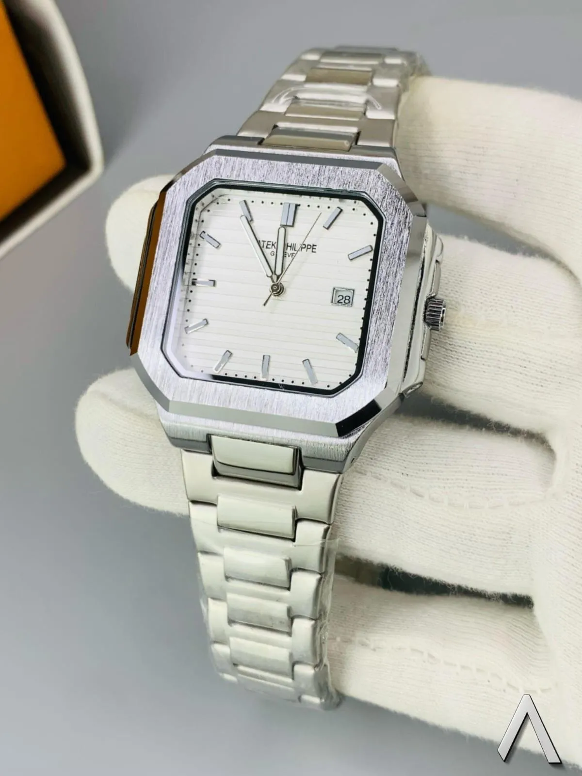 Patek-Philippe-Cubitus-White-Dial